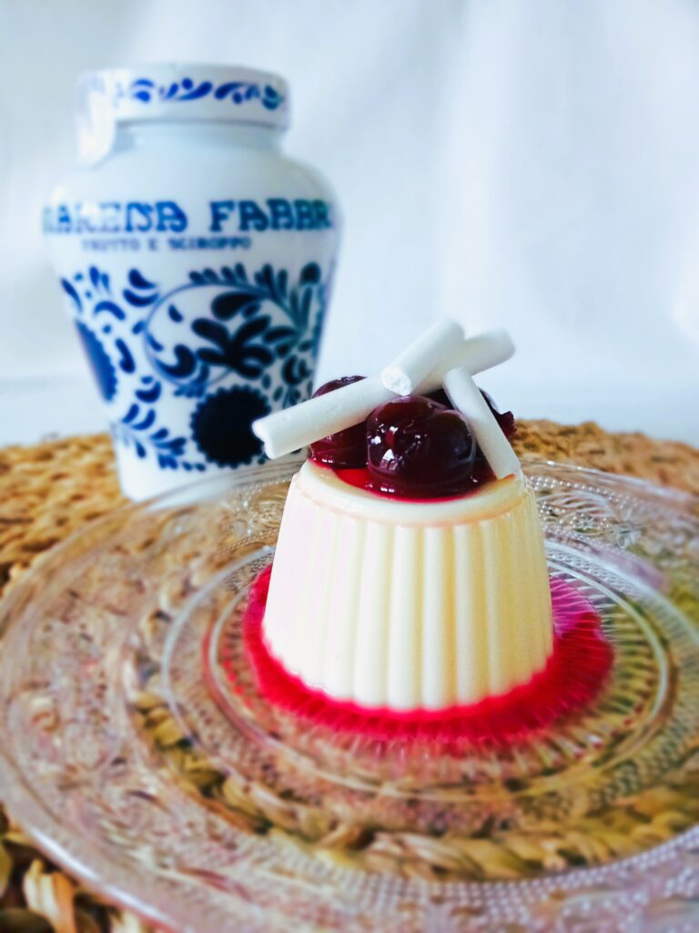 Panna cotta met amarenakersen