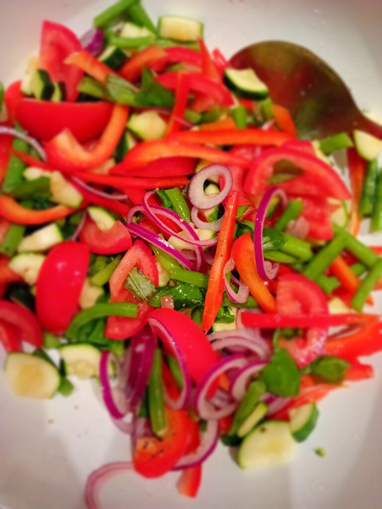 Salade met courgette, tomaat en paprika